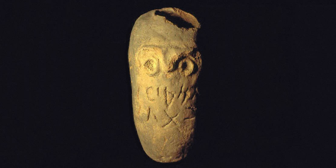 Poterie à « masque néolithique » ornée de signes alphabétiformes (hauteur 30 cm)