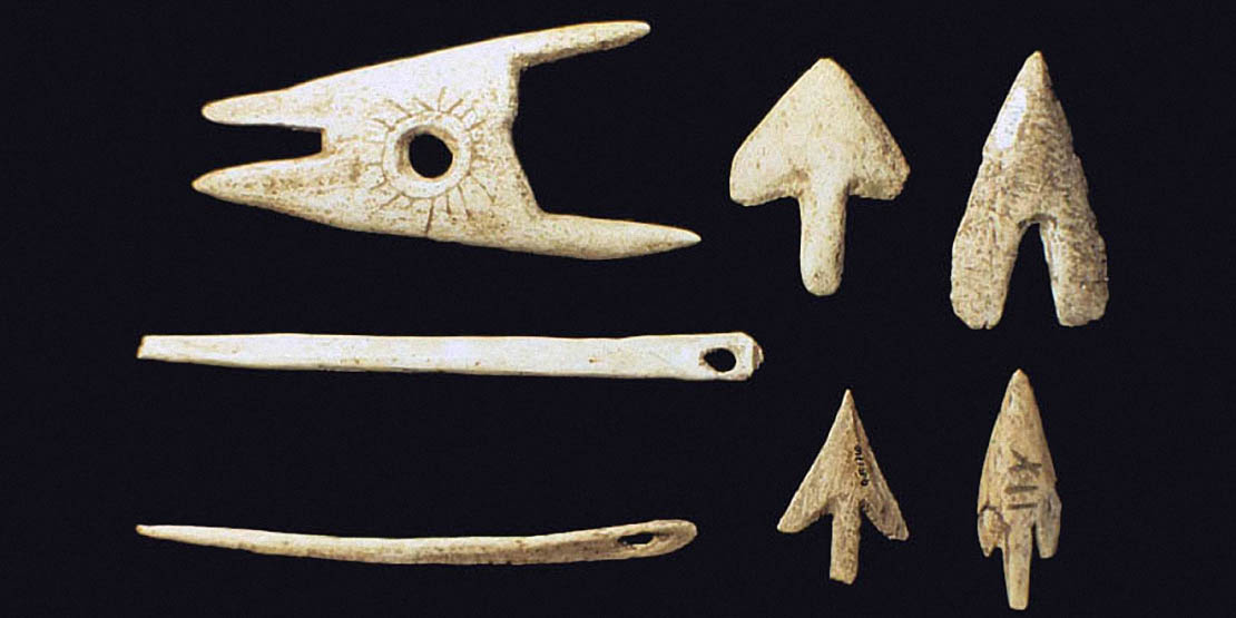 Divers objets en os : une navette, deux aiguilles à chas, quatre pointes de flèche