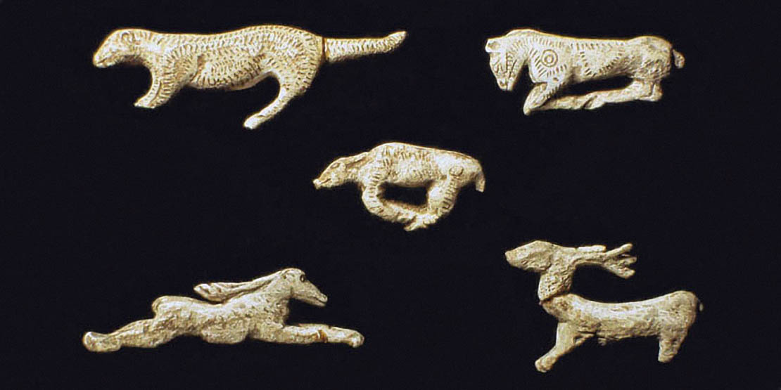 Cinq figurines animalières en ronde-bosse : une panthère (?), un cheval couché, un ourson (?), un lièvre (?) et un cervidé