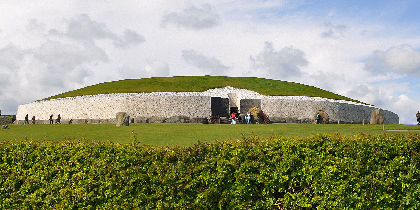 Newgrange : vue générale vers le nord-ouest