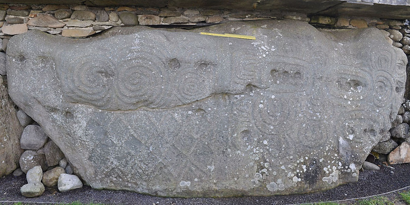 Newgrange : une des pierres gravées bordant le mur de soutènement (partie nord-ouest)