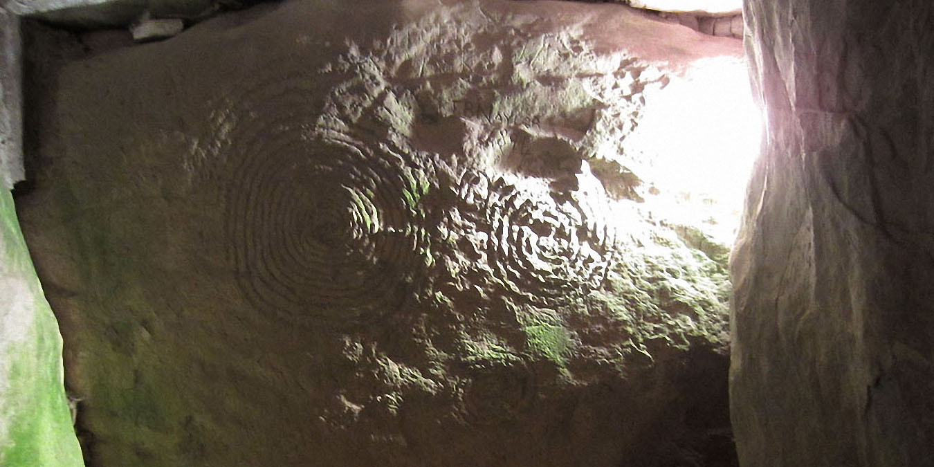 Newgrange : spirales gravées sur la pierre du fond de la chambre de droite (N.-E.)