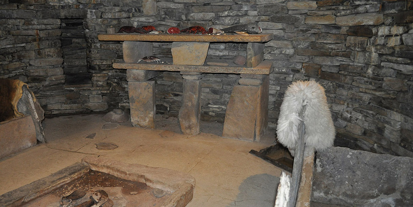 Orcades : intérieur d’une habitation sous tumulus du village néolithique de Skara Brae (reconstitution)