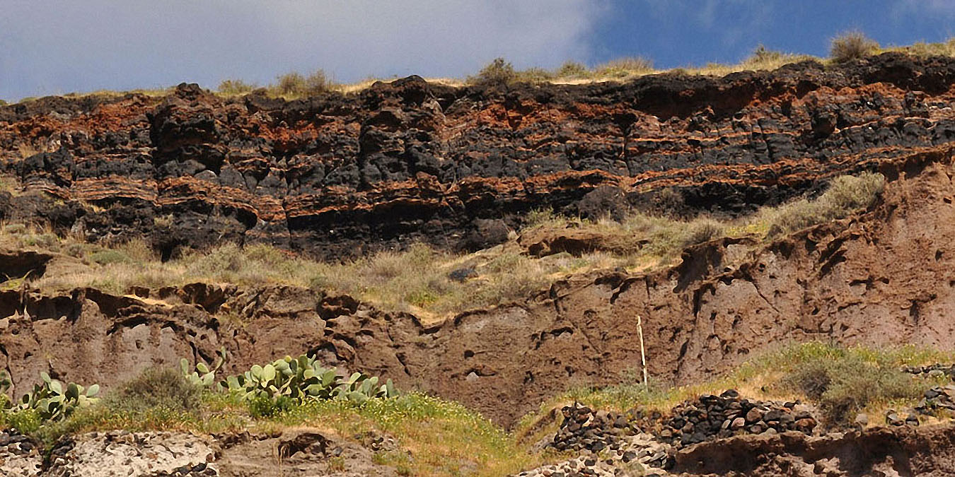 Les couches de dépôt des matières volcaniques forment une bande de 60 mètres d’épaisseur.