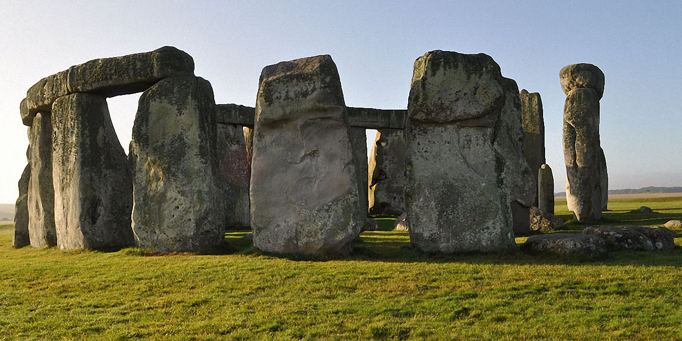 Stonehenge : le cercle extérieur de pierres bleues et le cercle de sarsens