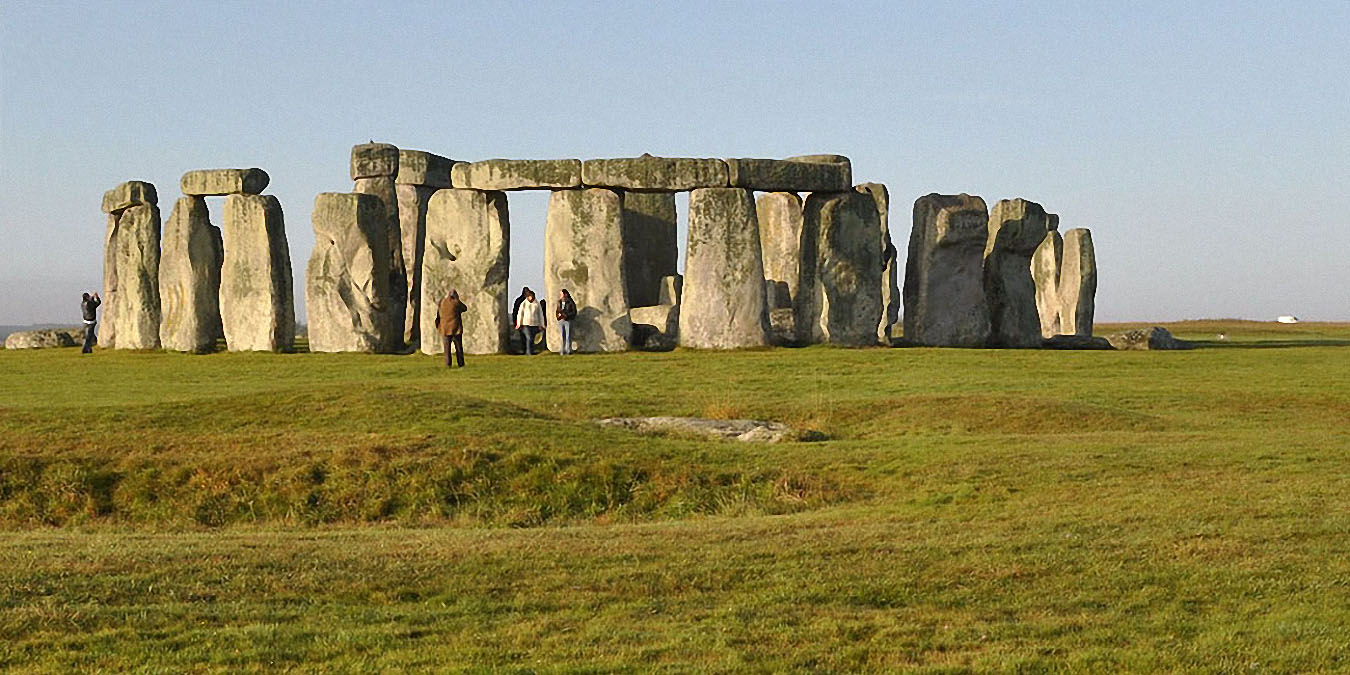 Stonehenge : vue générale depuis l’entrée.<br> Au sol à l’avant-plan, la Pierre des Sacrifices (Slaughter Stone)